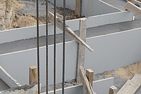 Costruzione di casseforme La cassaforma di un muro esterno durante la costruzione della casa