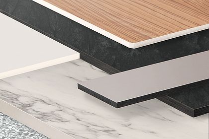 Stapel unterschiedlicher Kompaktplatten mit schwarzem, weißem und grauem Kern