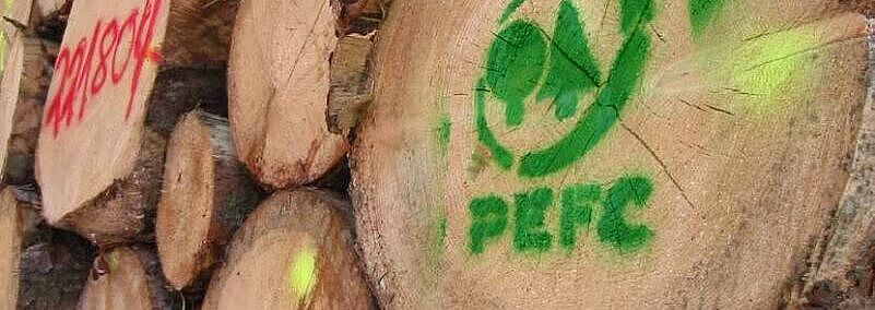 Zertifiziertes Holz Das Bild zeigt Protokolle, auf die verschiedene Zertifizierungsanweisungen gesprüht wurden, was für Pfleiderer ein wichtiger Standard ist.