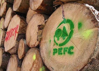 Das Bild zeigt Protokolle, auf die verschiedene Zertifizierungsanweisungen gesprüht wurden, was für Pfleiderer ein wichtiger Standard ist.