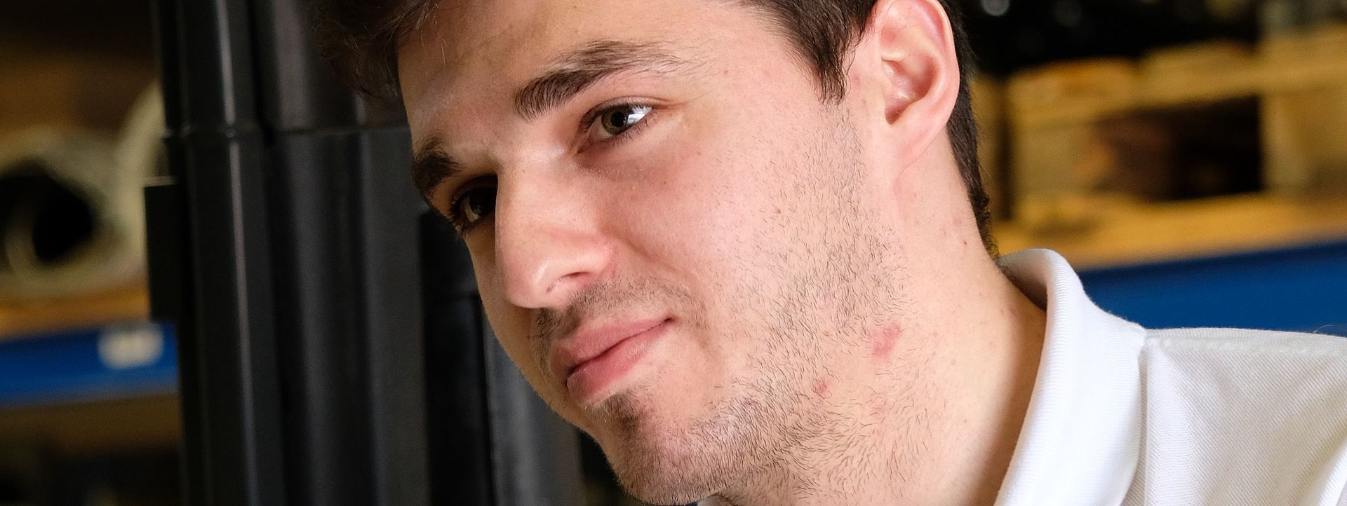 Symbolbild Lagerlogistik Das Bild zeigt einen Mann, der einen Gabelstapler fährt