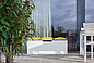 Una panca bianca su una terrazza con cuscini gialli, realizzata in XTerior compact.