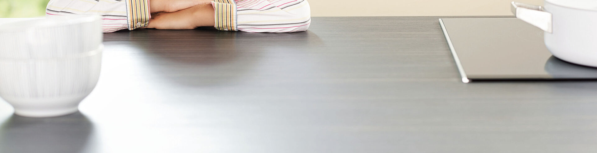 Pfleiderer offers optimum solutions for highly stressed surfaces Pfleiderer XTreme as kitchen surface in detail view