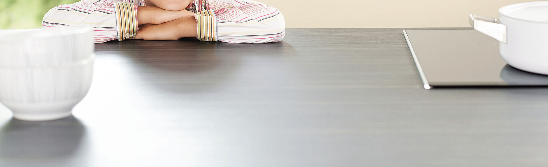 Pfleiderer offers optimum solutions for highly stressed surfaces Pfleiderer XTreme as kitchen surface in detail view
