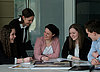 Das Bild zeigt eine Gruppe junger Absolventen und Mitarbeiter an einem Tisch zusammen mit einem Spezialisten von Pfleiderer. Einige Dokumente über Pfleiderer liegen vor den Personen.