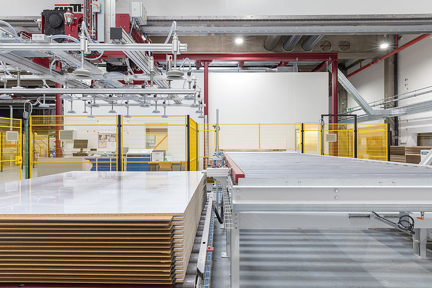 The paint shop in Leutkirch A picture of the new varnishing plant in Leutkirch, on which the stacking of the finished varnished high-gloss plates can be seen.
