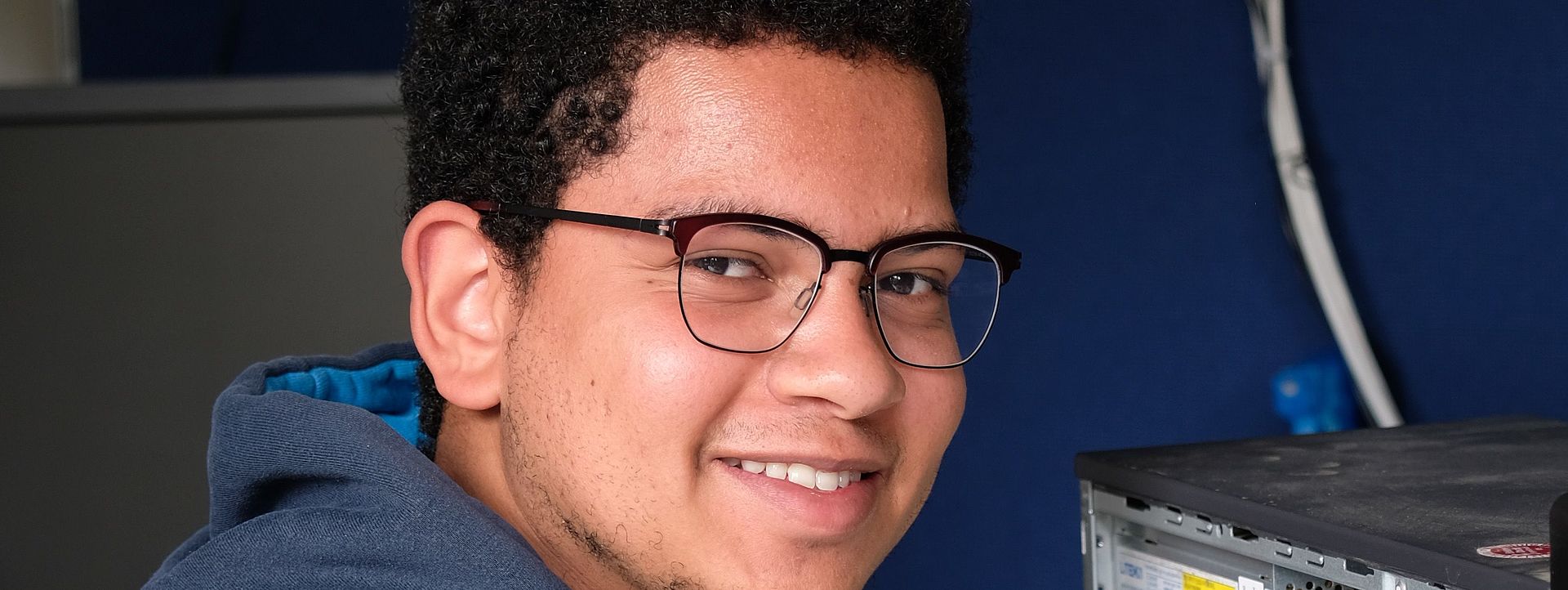 Ein junger Mann repariert einen PC