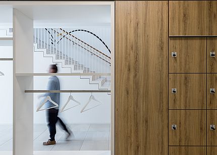 Garderobe, Schließfächer und Wandbekleidung mit Holzdekor im Museum Erika-Fuchs-Haus