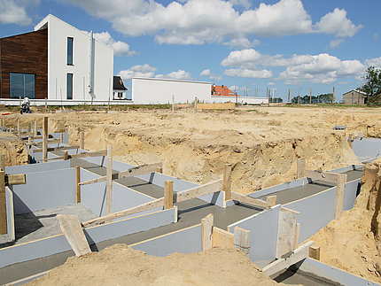 Duropal Element P5 Vidíte téměř prázdné staveniště s prvky Duropal P5 proplétanými výkopy v zemi.