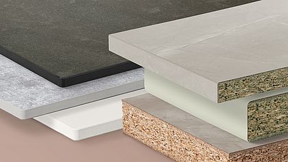 Plans de travail empilés les uns sur les autres